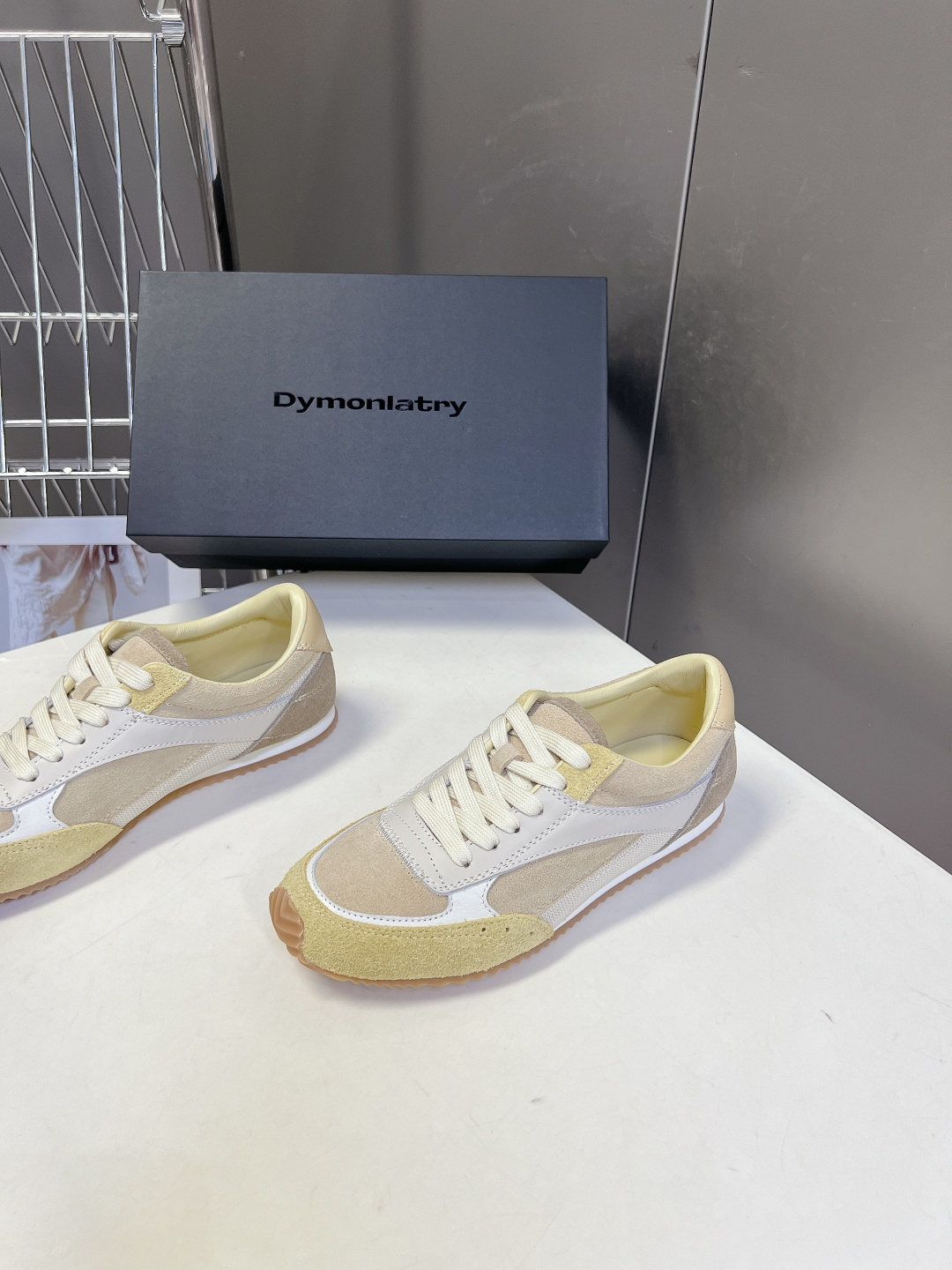 DYMONLATRY（DYM）拼接慢跑德训鞋超多明星网红种草 鞋型源自经典70年代慢跑鞋轮廓 线条利落修