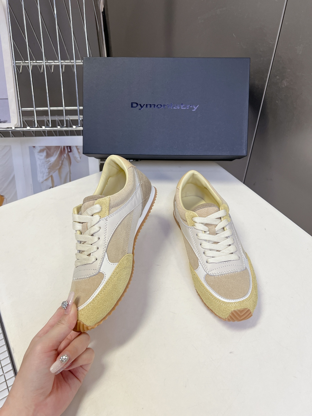 DYMONLATRY（DYM）拼接慢跑德训鞋超多明星网红种草 鞋型源自经典70年代慢跑鞋轮廓 线条利落修
