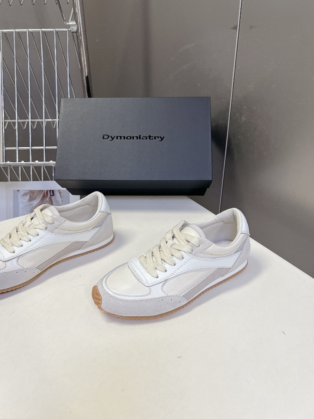 DYMONLATRY（DYM）拼接慢跑德训鞋超多明星网红种草 鞋型源自经典70年代慢跑鞋轮廓 线条利落修