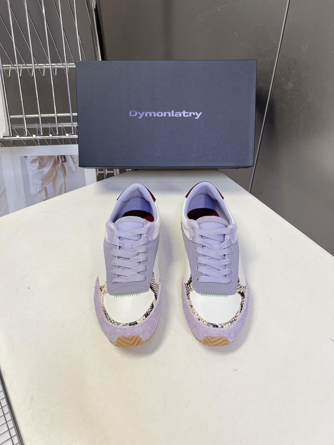 DYMONLATRY（DYM）拼接慢跑德训鞋超多明星网红种草 鞋型源自经典70年代慢跑鞋轮廓 线条利落修