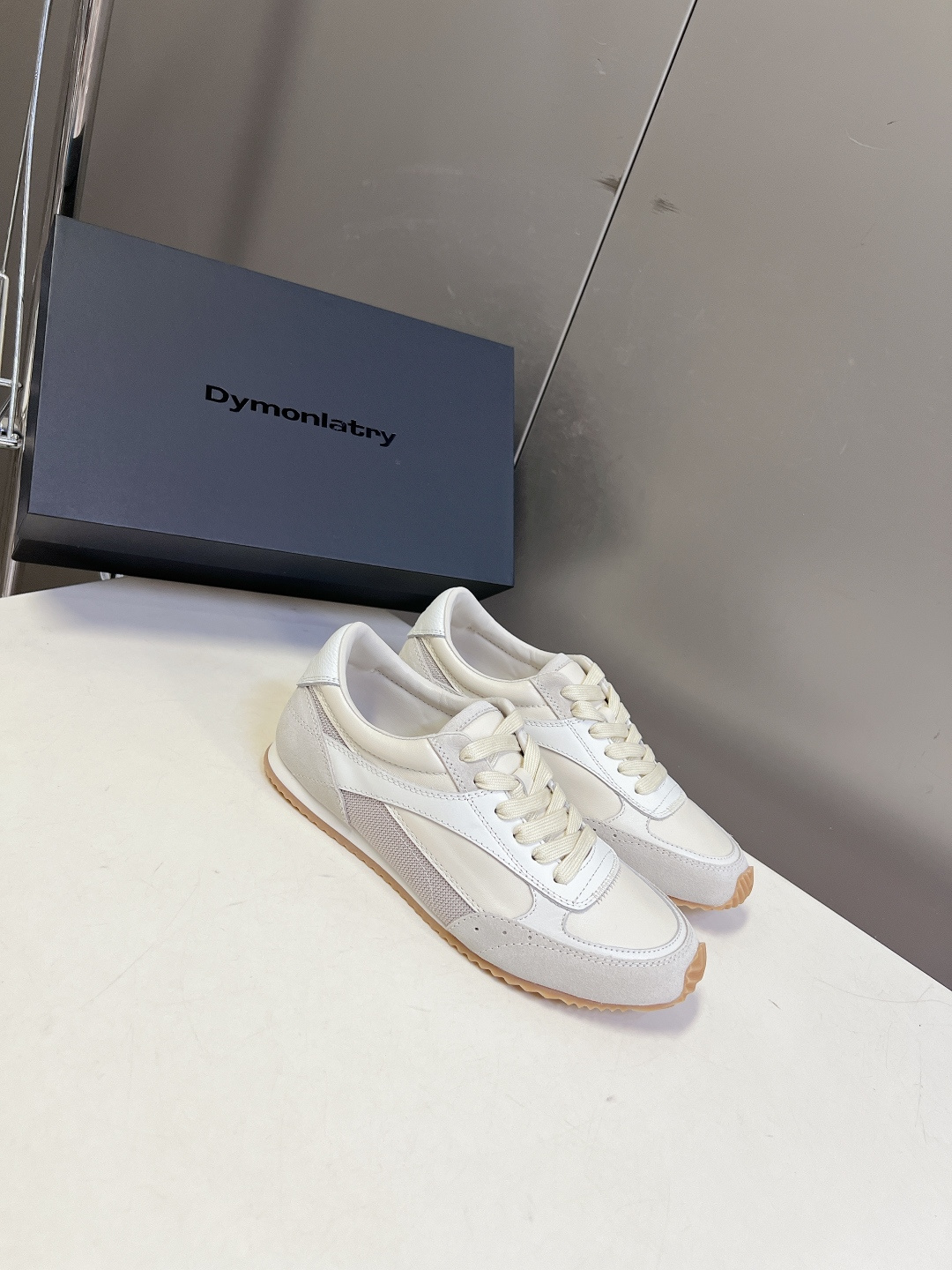 DYMONLATRY（DYM）拼接慢跑德训鞋超多明星网红种草 鞋型源自经典70年代慢跑鞋轮廓 线条利落修