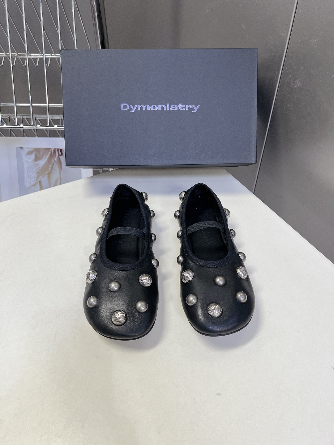 DYMONLATRY 铆钉装饰芭蕾平底鞋超多明星网红种草 经典的玛丽珍芭蕾鞋轮廓 搭配圆钝的大头鞋型 自