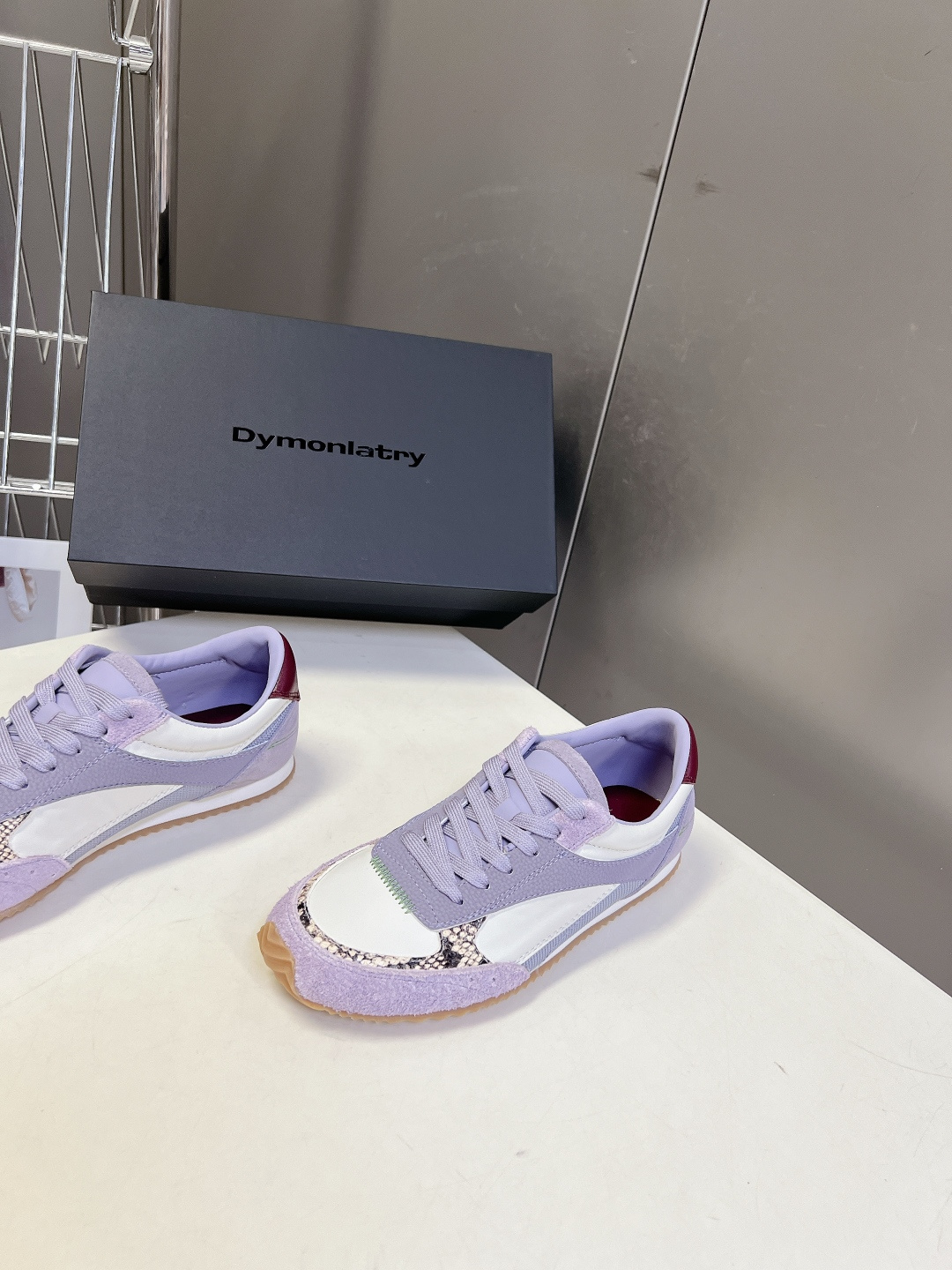 DYMONLATRY（DYM）拼接慢跑德训鞋超多明星网红种草 鞋型源自经典70年代慢跑鞋轮廓 线条利落修