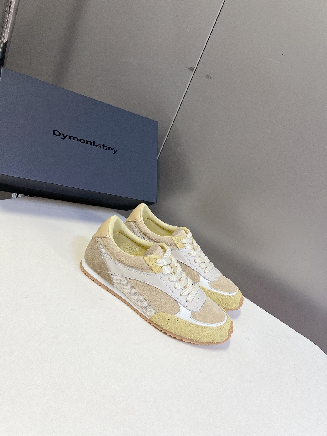 DYMONLATRY（DYM）拼接慢跑德训鞋超多明星网红种草 鞋型源自经典70年代慢跑鞋轮廓 线条利落修