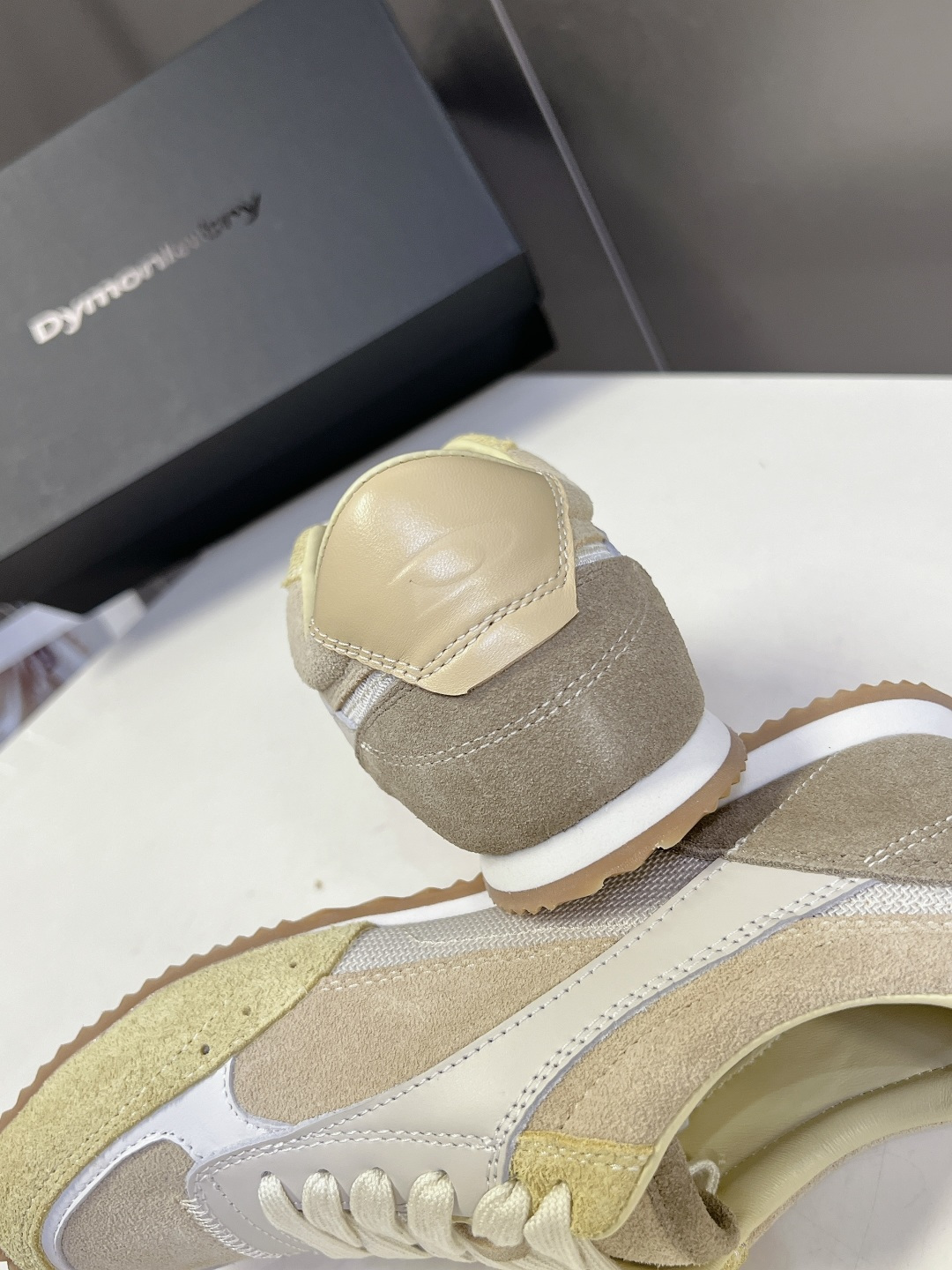DYMONLATRY（DYM）拼接慢跑德训鞋超多明星网红种草 鞋型源自经典70年代慢跑鞋轮廓 线条利落修