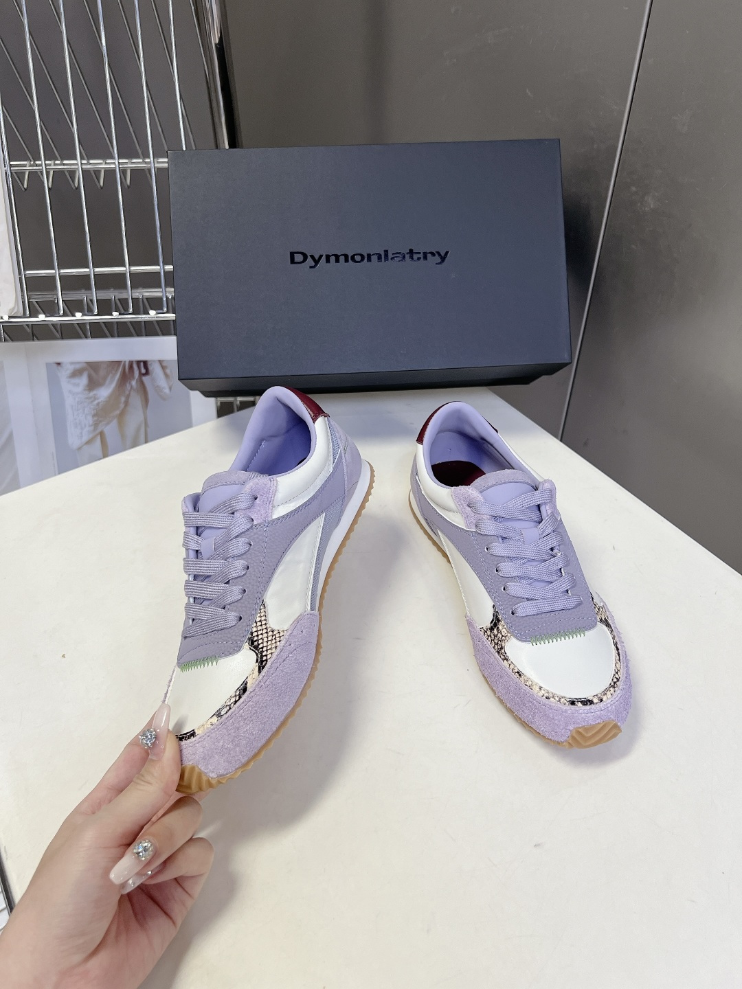 DYMONLATRY（DYM）拼接慢跑德训鞋超多明星网红种草 鞋型源自经典70年代慢跑鞋轮廓 线条利落修