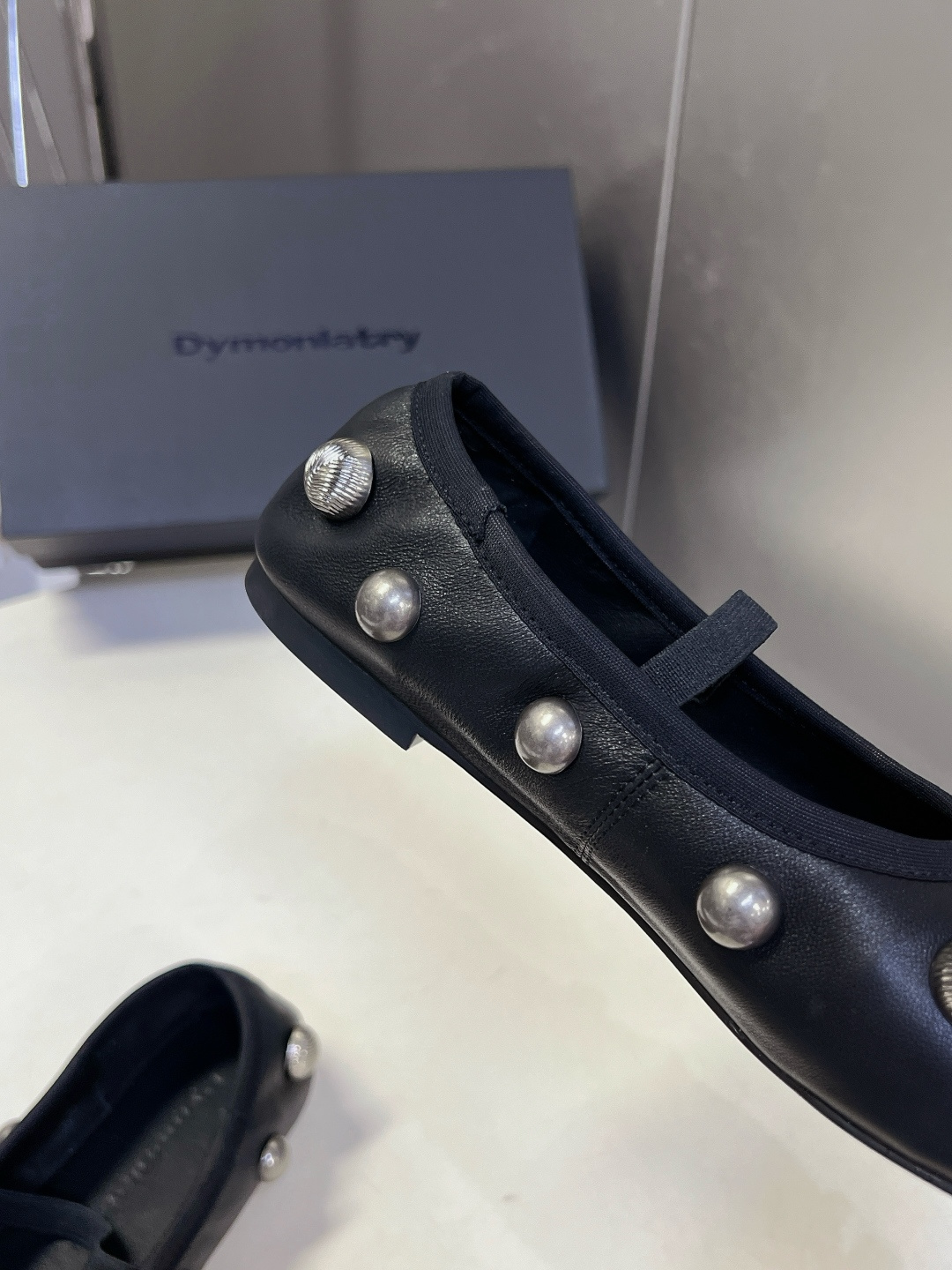 DYMONLATRY 铆钉装饰芭蕾平底鞋超多明星网红种草 经典的玛丽珍芭蕾鞋轮廓 搭配圆钝的大头鞋型 自