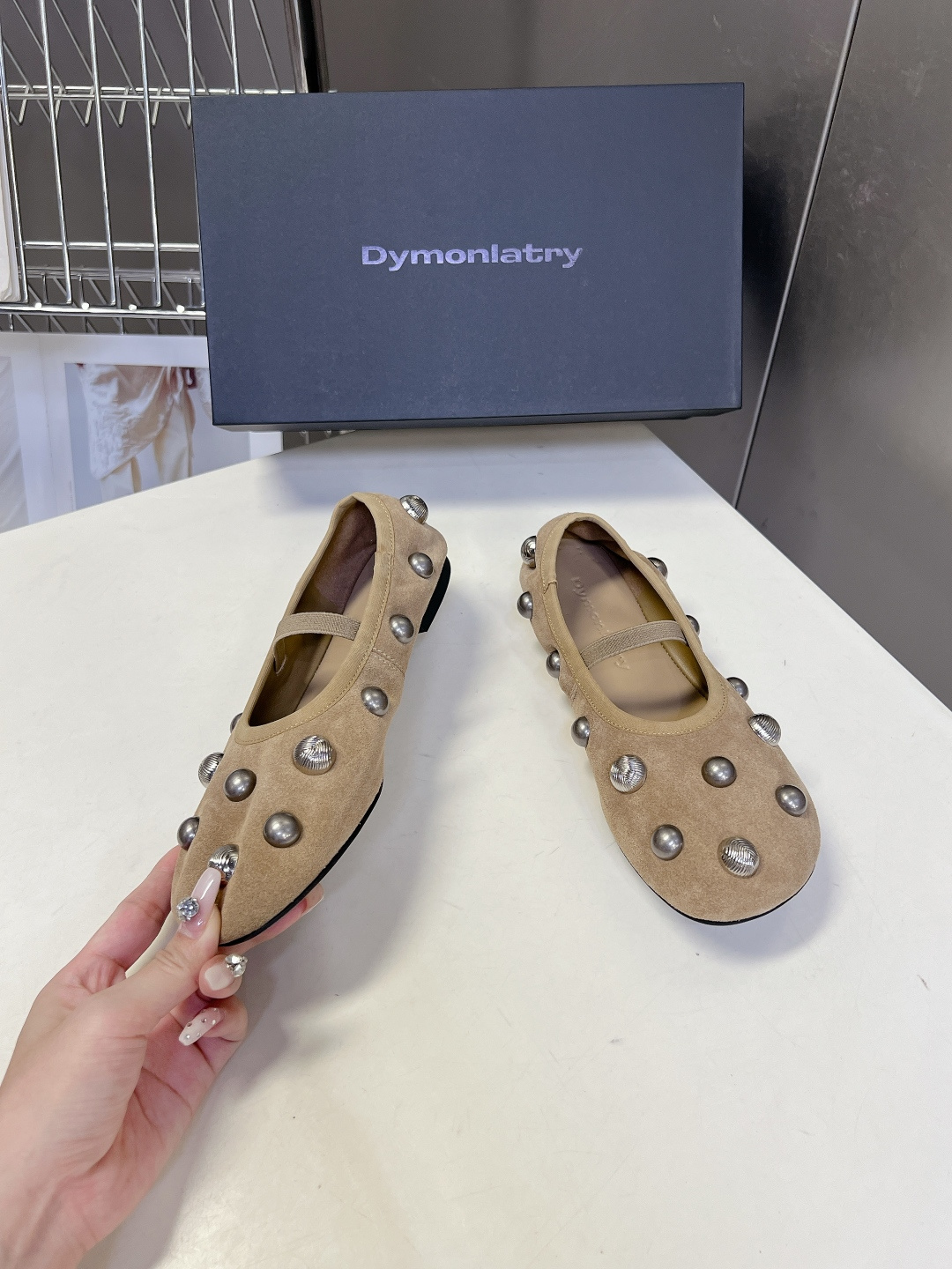 DYMONLATRY 铆钉装饰芭蕾平底鞋超多明星网红种草 经典的玛丽珍芭蕾鞋轮廓 搭配圆钝的大头鞋型 自