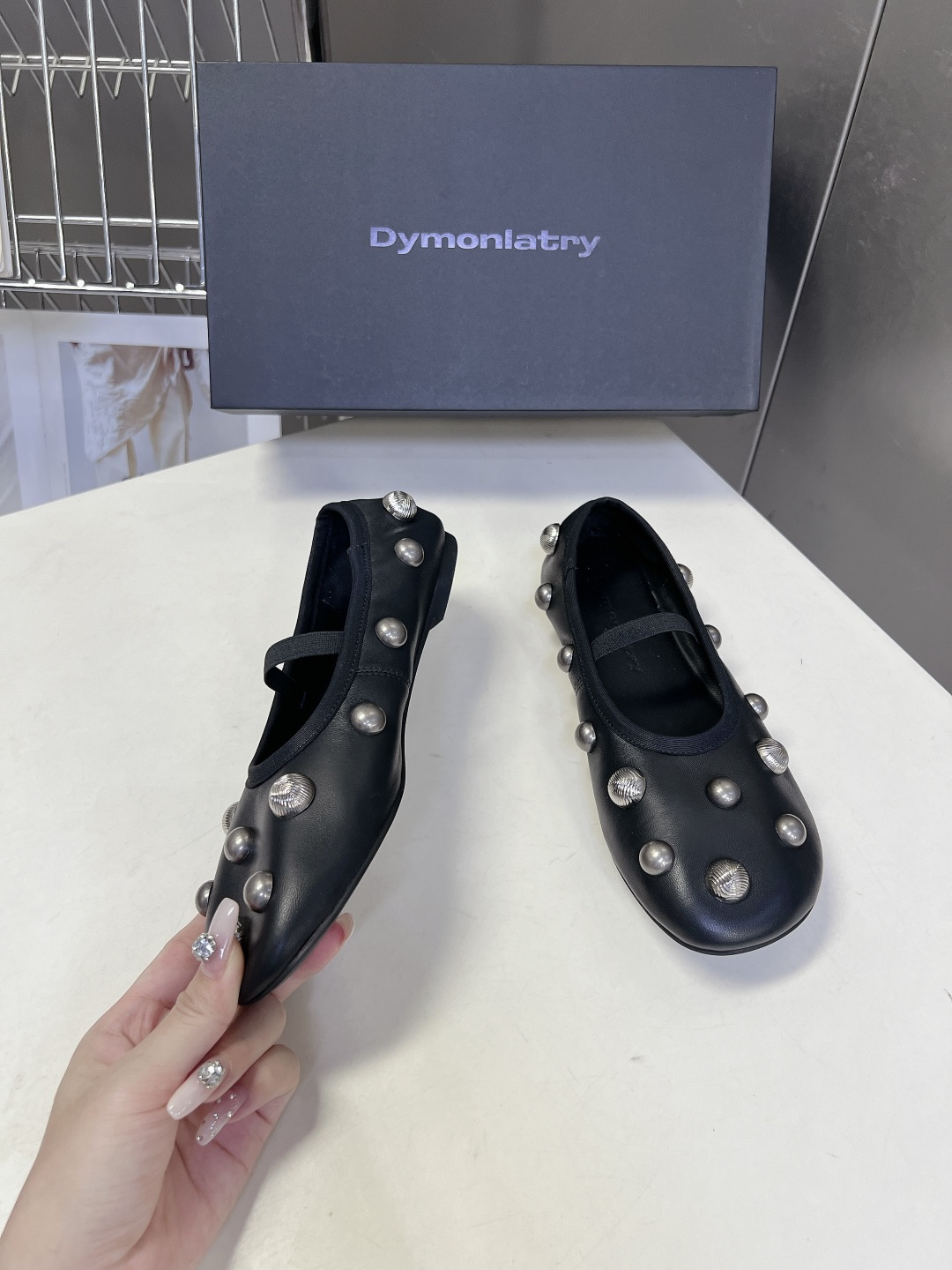 DYMONLATRY 铆钉装饰芭蕾平底鞋超多明星网红种草 经典的玛丽珍芭蕾鞋轮廓 搭配圆钝的大头鞋型 自