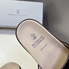 Brunello Cucinelli布鲁奈罗·库奇内利 麂皮老钱风一字拖鞋超多明星网红种草 简约复古的“ Brunello Cucinelli布鲁奈罗·库奇内利 麂皮老钱风一字拖鞋超多明星网红种草 简约复古的“