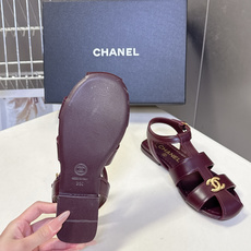 CHANEL香奈儿春夏最新款罗马平底凉鞋超多明星网红种草 鞋身中央的金属双C Logo是品牌辨识度的核心 CHANEL香奈儿春夏最新款罗马平底凉鞋超多明星网红种草 鞋身中央的金属双C Logo是品牌辨识度的核心