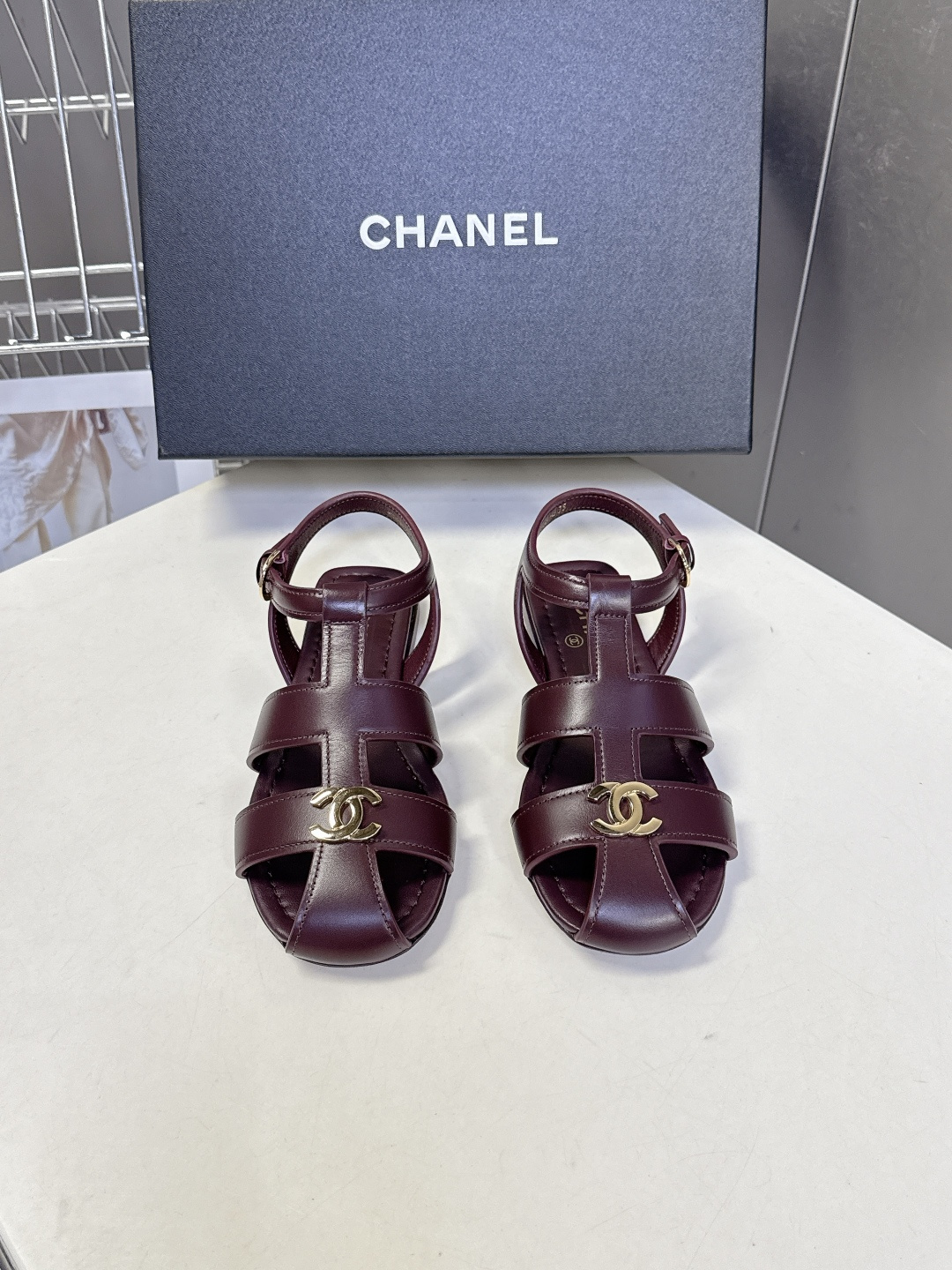 CHANEL香奈儿春夏最新款罗马平底凉鞋超多明星网红种草 鞋身中央的金属双C Logo是品牌辨识度的核心