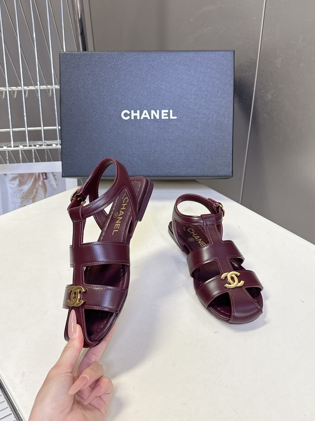 CHANEL香奈儿春夏最新款罗马平底凉鞋超多明星网红种草 鞋身中央的金属双C Logo是品牌辨识度的核心 CHANEL香奈儿春夏最新款罗马平底凉鞋超多明星网红种草 鞋身中央的金属双C Logo是品牌辨识度的核心