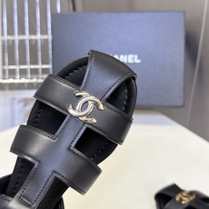 CHANEL香奈儿春夏最新款罗马平底凉鞋超多明星网红种草 鞋身中央的金属双C Logo是品牌辨识度的核心 CHANEL香奈儿春夏最新款罗马平底凉鞋超多明星网红种草 鞋身中央的金属双C Logo是品牌辨识度的核心