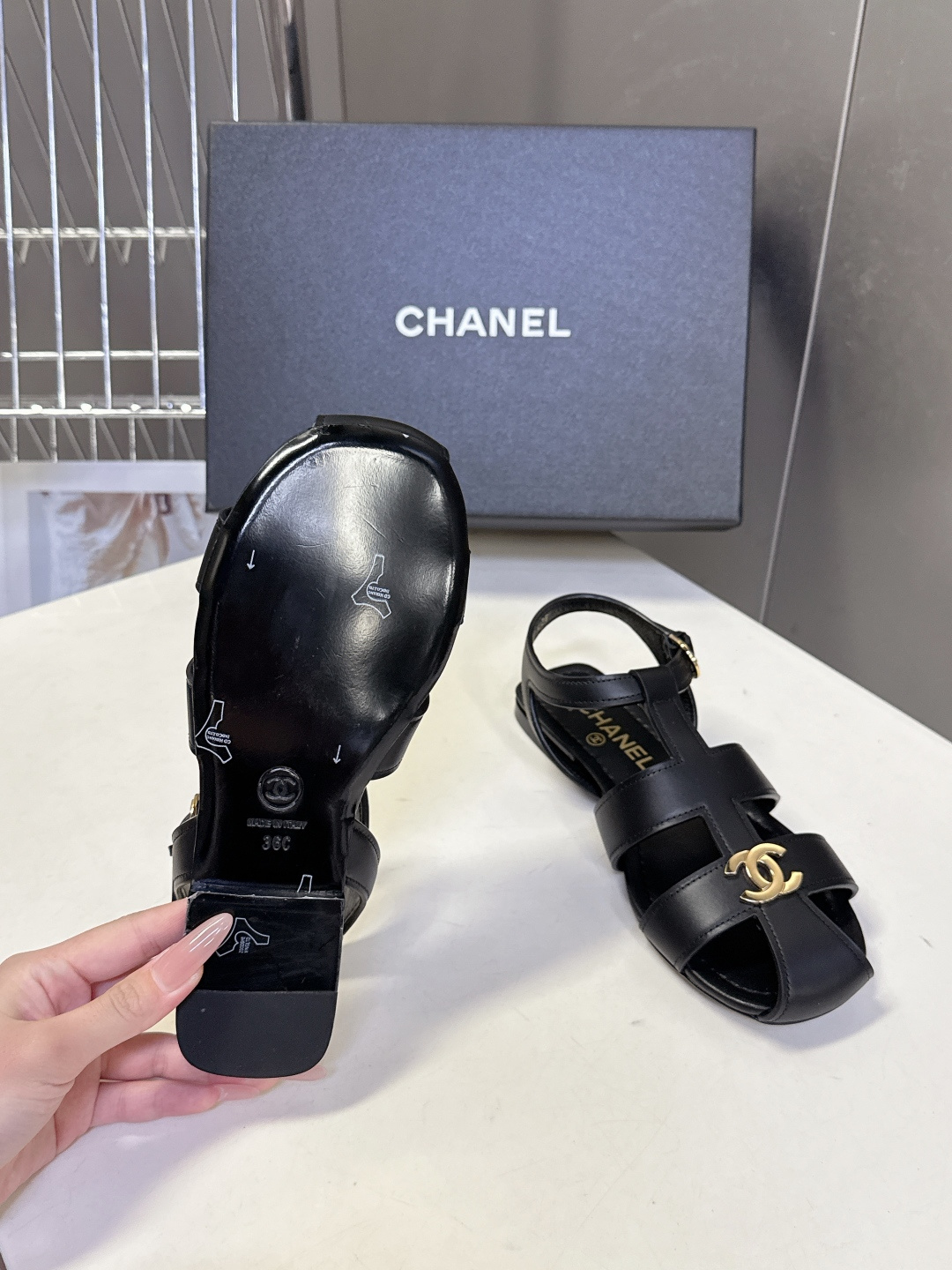 CHANEL香奈儿春夏最新款罗马平底凉鞋超多明星网红种草 鞋身中央的金属双C Logo是品牌辨识度的核心 CHANEL香奈儿春夏最新款罗马平底凉鞋超多明星网红种草 鞋身中央的金属双C Logo是品牌辨识度的核心