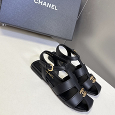 CHANEL香奈儿春夏最新款罗马平底凉鞋超多明星网红种草 鞋身中央的金属双C Logo是品牌辨识度的核心 CHANEL香奈儿春夏最新款罗马平底凉鞋超多明星网红种草 鞋身中央的金属双C Logo是品牌辨识度的核心