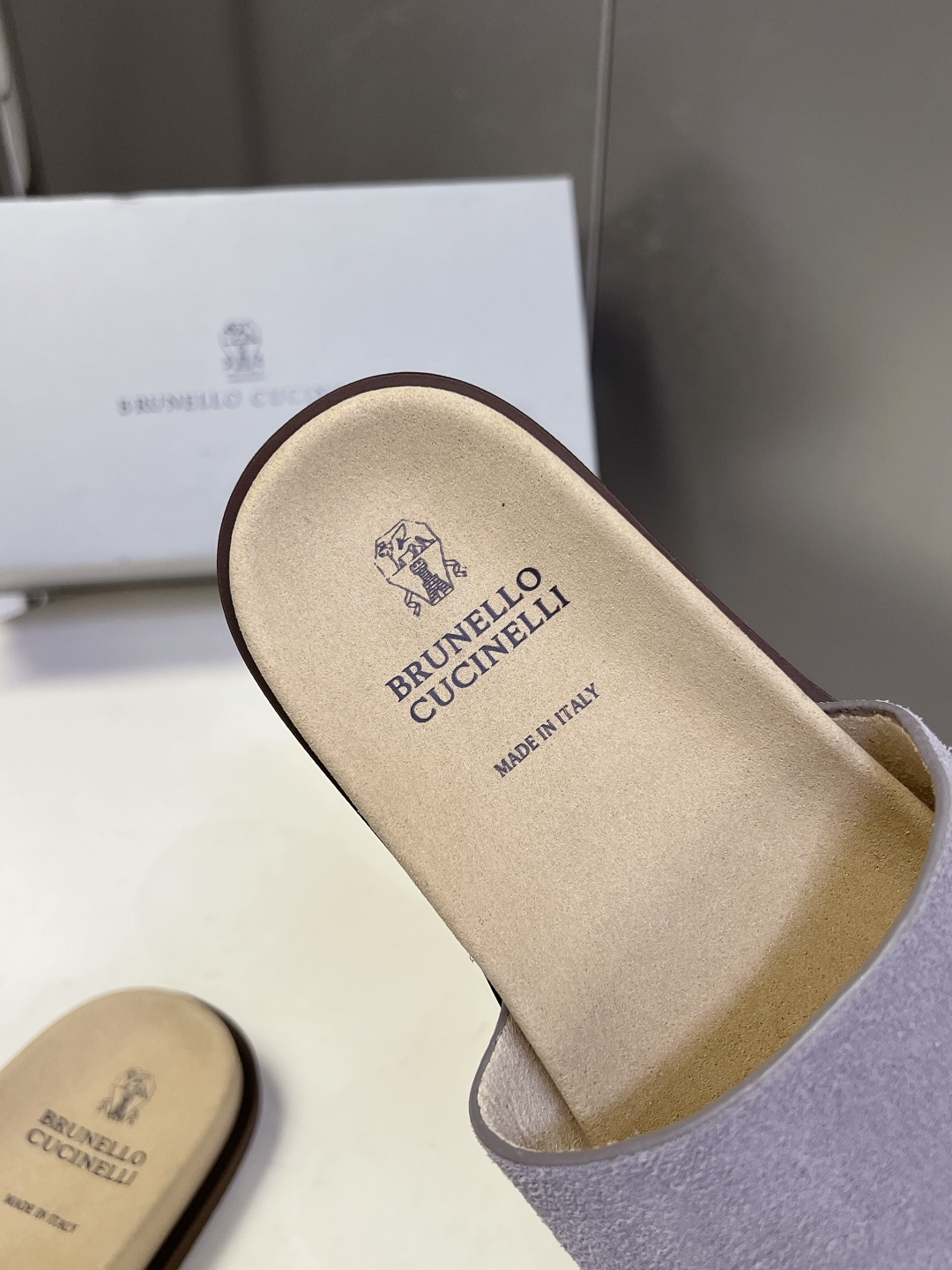 Brunello Cucinelli布鲁奈罗·库奇内利 麂皮老钱风一字拖鞋超多明星网红种草 简约复古的“ Brunello Cucinelli布鲁奈罗·库奇内利 麂皮老钱风一字拖鞋超多明星网红种草 简约复古的“