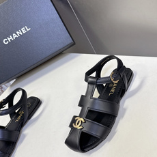 CHANEL香奈儿春夏最新款罗马平底凉鞋超多明星网红种草 鞋身中央的金属双C Logo是品牌辨识度的核心 CHANEL香奈儿春夏最新款罗马平底凉鞋超多明星网红种草 鞋身中央的金属双C Logo是品牌辨识度的核心