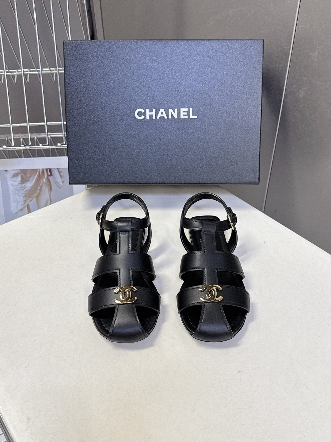 CHANEL香奈儿春夏最新款罗马平底凉鞋超多明星网红种草 鞋身中央的金属双C Logo是品牌辨识度的核心