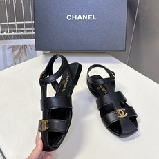 CHANEL香奈儿春夏最新款罗马平底凉鞋超多明星网红种草 鞋身中央的金属双C Logo是品牌辨识度的核心 CHANEL香奈儿春夏最新款罗马平底凉鞋超多明星网红种草 鞋身中央的金属双C Logo是品牌辨识度的核心