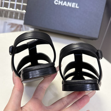 CHANEL香奈儿春夏最新款罗马平底凉鞋超多明星网红种草 鞋身中央的金属双C Logo是品牌辨识度的核心 CHANEL香奈儿春夏最新款罗马平底凉鞋超多明星网红种草 鞋身中央的金属双C Logo是品牌辨识度的核心