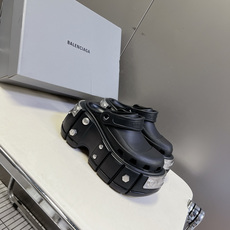 Balenciaga 巴黎世家× Crocs HardCrocs 联名情侣款厚底洞洞鞋超多明星网红种草 Balenciaga 巴黎世家× Crocs HardCrocs 联名情侣款厚底洞洞鞋超多明星网红种草