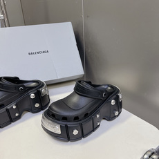 Balenciaga 巴黎世家× Crocs HardCrocs 联名情侣款厚底洞洞鞋超多明星网红种草 Balenciaga 巴黎世家× Crocs HardCrocs 联名情侣款厚底洞洞鞋超多明星网红种草