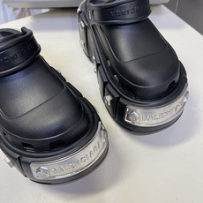 Balenciaga 巴黎世家× Crocs HardCrocs 联名情侣款厚底洞洞鞋超多明星网红种草 Balenciaga 巴黎世家× Crocs HardCrocs 联名情侣款厚底洞洞鞋超多明星网红种草