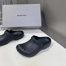 Balenciaga巴黎世家Sunday Molded Mule 情侣款穆勒鞋超多明星网红种草 鞋头采用 Balenciaga巴黎世家Sunday Molded Mule 情侣款穆勒鞋超多明星网红种草 鞋头采用