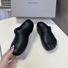 Balenciaga巴黎世家Sunday Molded Mule 情侣款穆勒鞋超多明星网红种草 鞋头采用 Balenciaga巴黎世家Sunday Molded Mule 情侣款穆勒鞋超多明星网红种草 鞋头采用