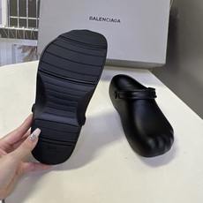 Balenciaga巴黎世家Sunday Molded Mule 情侣款穆勒鞋超多明星网红种草 鞋头采用 Balenciaga巴黎世家Sunday Molded Mule 情侣款穆勒鞋超多明星网红种草 鞋头采用