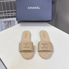 CHANEL香奈儿春夏最新款菱格纹双C凉拖超多明星网红种草 鞋面采用香奈儿经典的菱格绗缝工艺 源自品牌的 CHANEL香奈儿春夏最新款菱格纹双C凉拖超多明星网红种草 鞋面采用香奈儿经典的菱格绗缝工艺 源自品牌的
