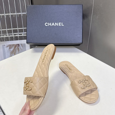 CHANEL香奈儿春夏最新款菱格纹双C凉拖超多明星网红种草 鞋面采用香奈儿经典的菱格绗缝工艺 源自品牌的 CHANEL香奈儿春夏最新款菱格纹双C凉拖超多明星网红种草 鞋面采用香奈儿经典的菱格绗缝工艺 源自品牌的