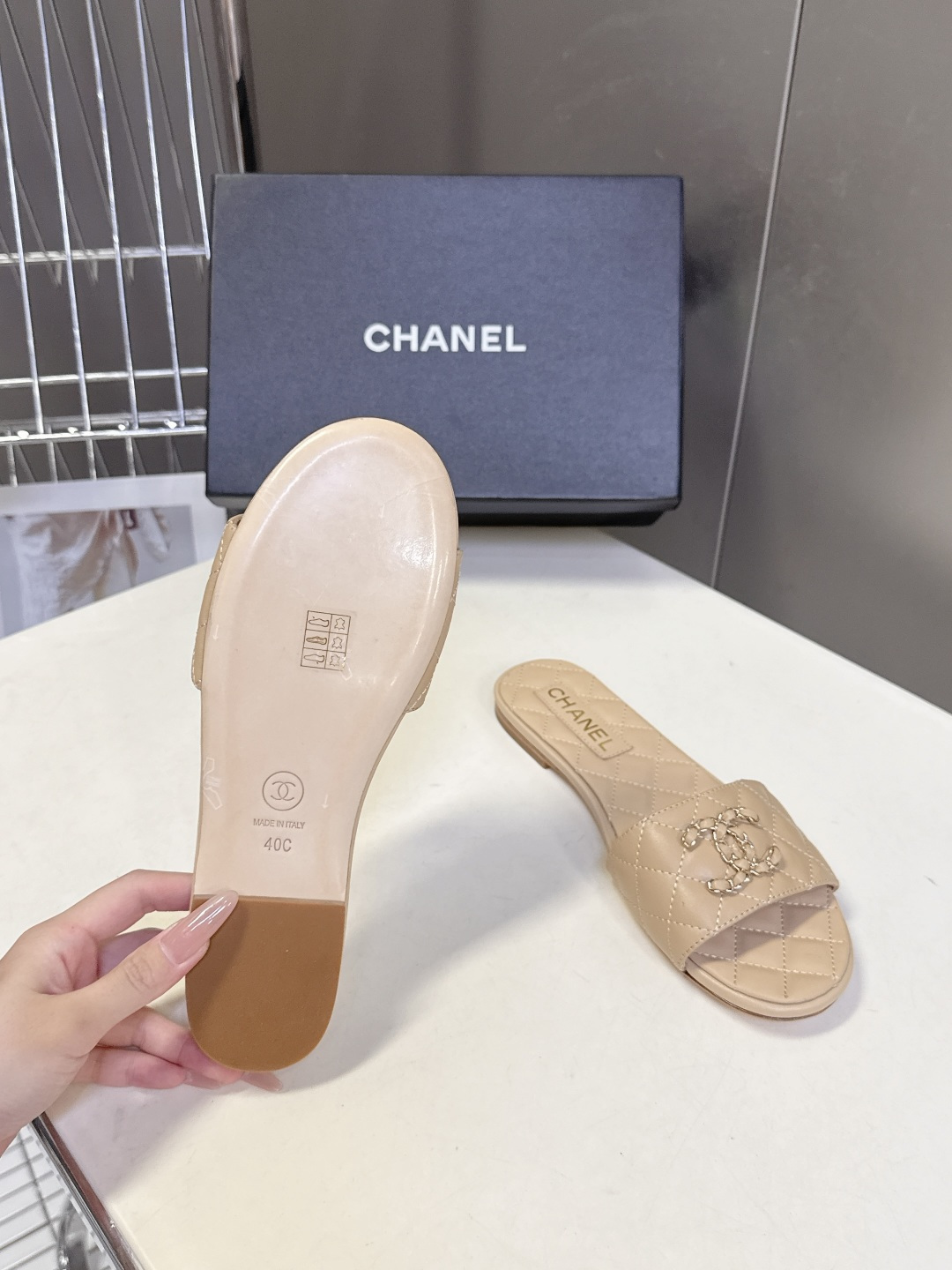 CHANEL香奈儿春夏最新款菱格纹双C凉拖超多明星网红种草 鞋面采用香奈儿经典的菱格绗缝工艺 源自品牌的 CHANEL香奈儿春夏最新款菱格纹双C凉拖超多明星网红种草 鞋面采用香奈儿经典的菱格绗缝工艺 源自品牌的