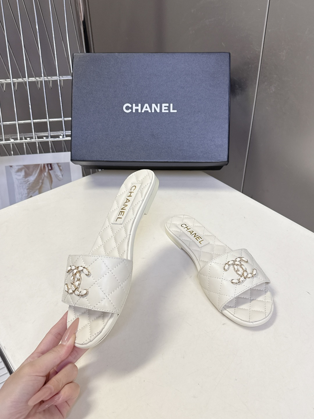 CHANEL香奈儿春夏最新款菱格纹双C凉拖超多明星网红种草 鞋面采用香奈儿经典的菱格绗缝工艺 源自品牌的