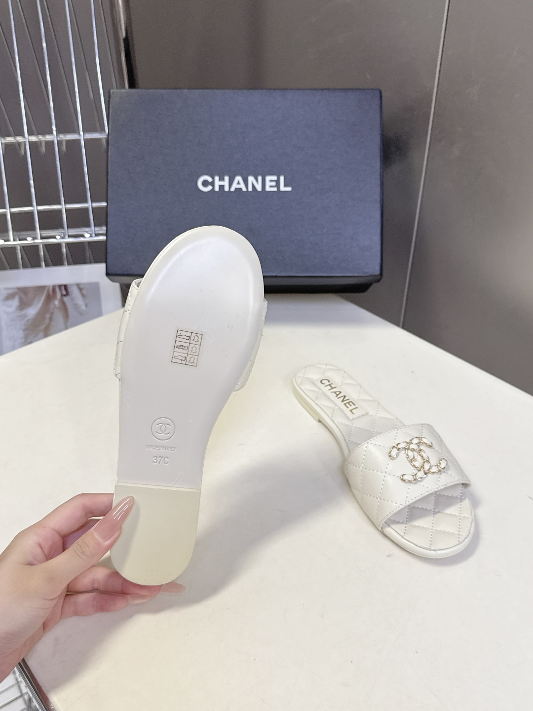 CHANEL香奈儿春夏最新款菱格纹双C凉拖超多明星网红种草 鞋面采用香奈儿经典的菱格绗缝工艺 源自品牌的