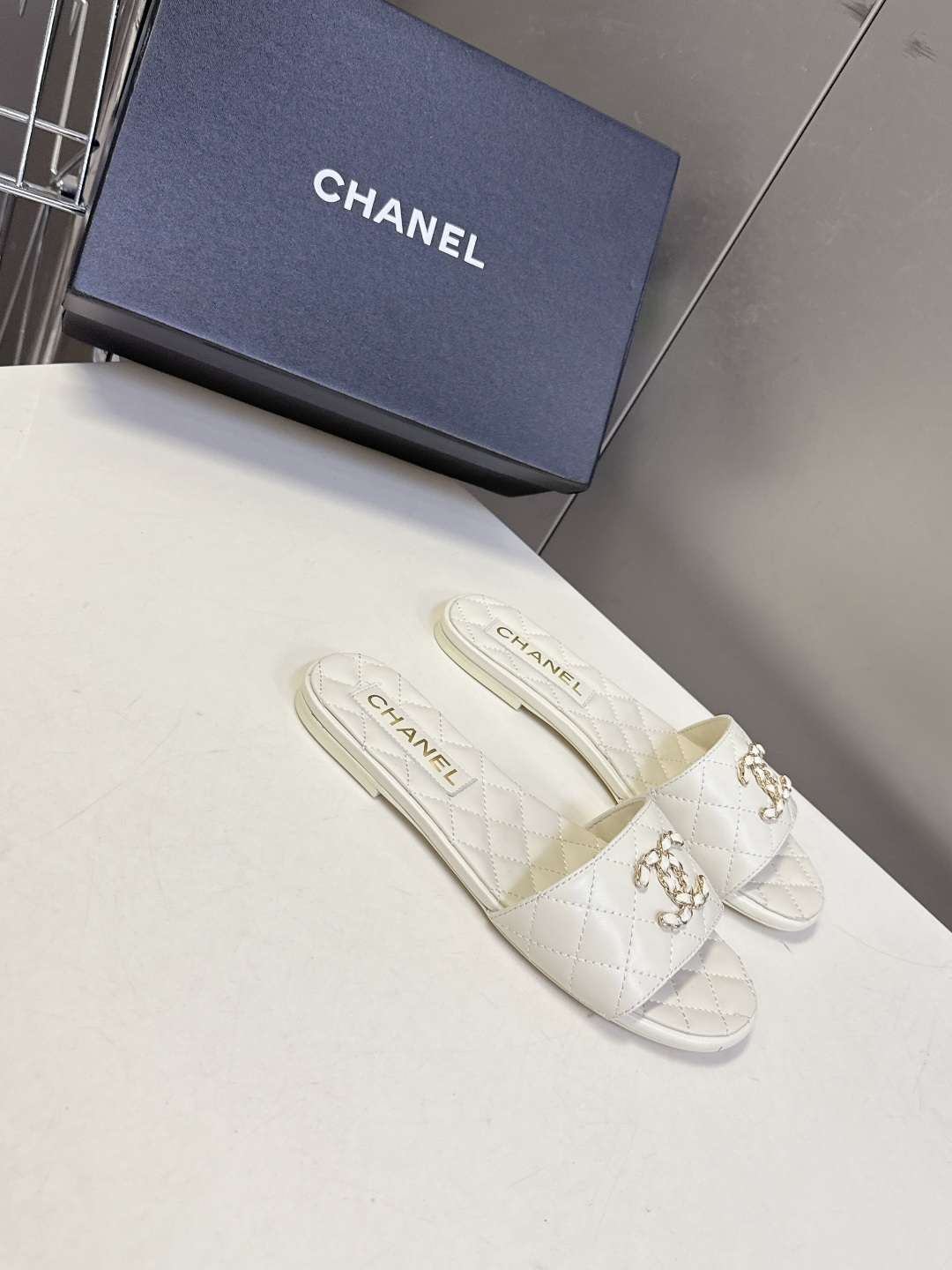 CHANEL香奈儿春夏最新款菱格纹双C凉拖超多明星网红种草 鞋面采用香奈儿经典的菱格绗缝工艺 源自品牌的