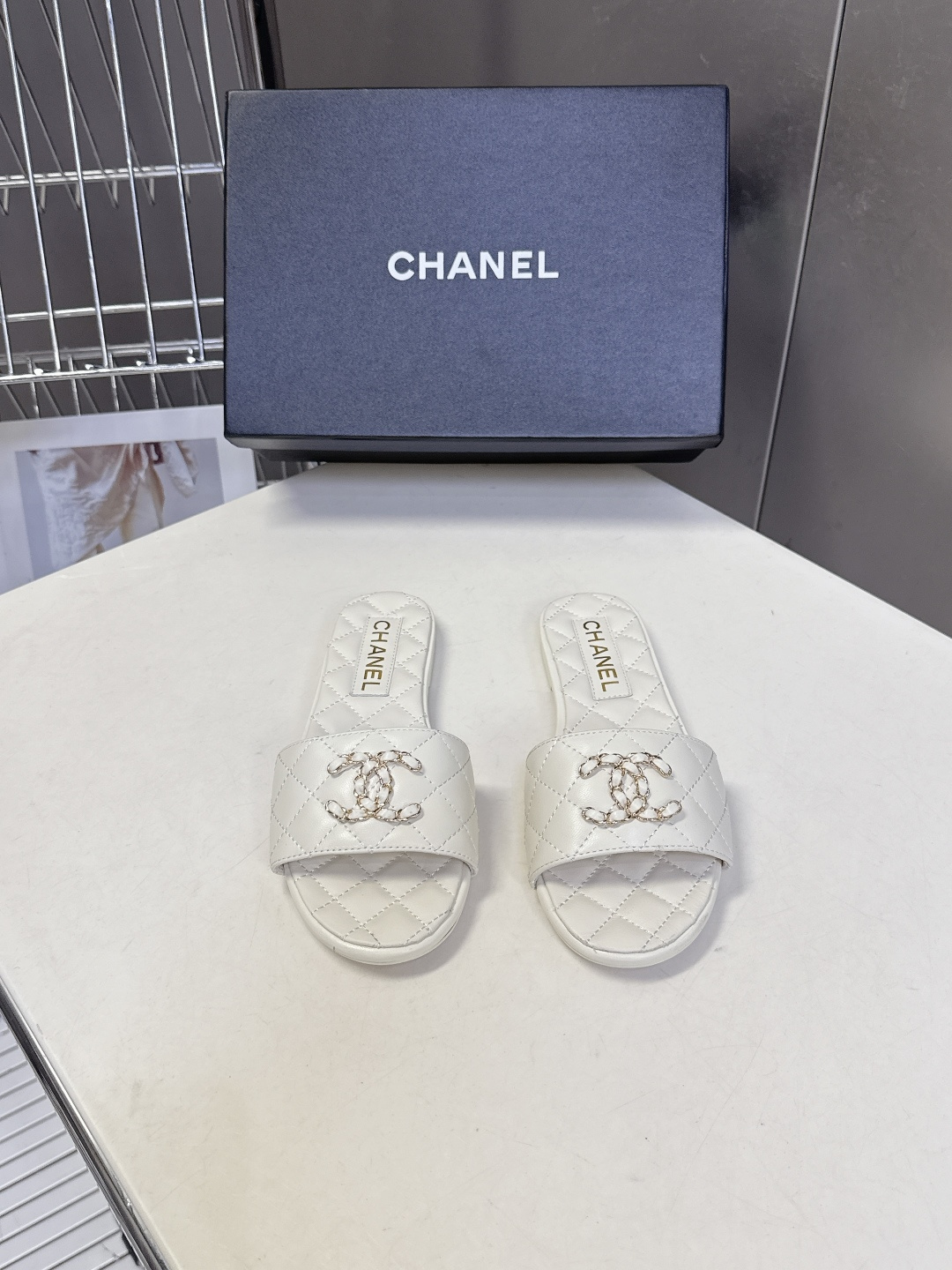 CHANEL香奈儿春夏最新款菱格纹双C凉拖超多明星网红种草 鞋面采用香奈儿经典的菱格绗缝工艺 源自品牌的