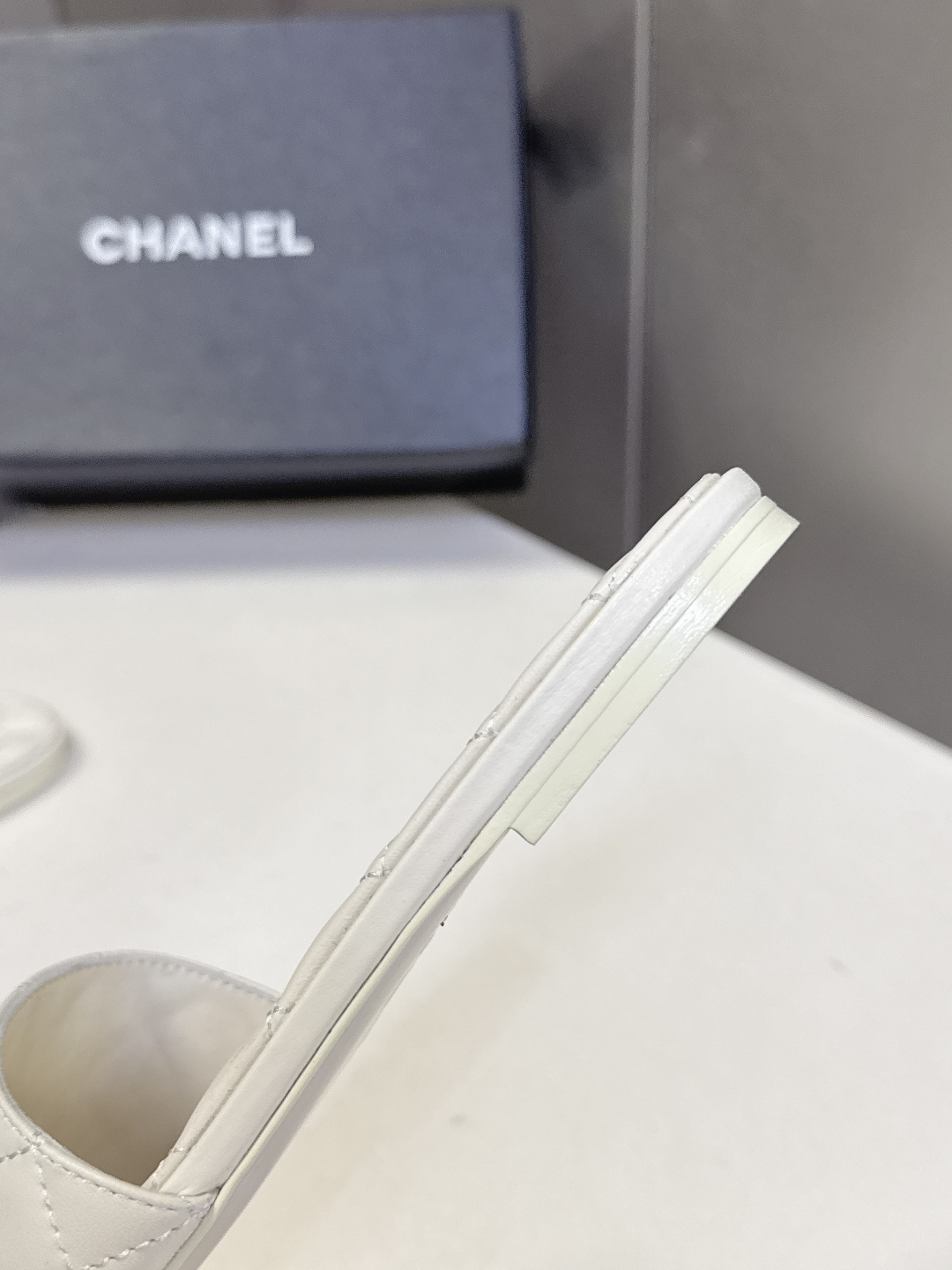 CHANEL香奈儿春夏最新款菱格纹双C凉拖超多明星网红种草 鞋面采用香奈儿经典的菱格绗缝工艺 源自品牌的