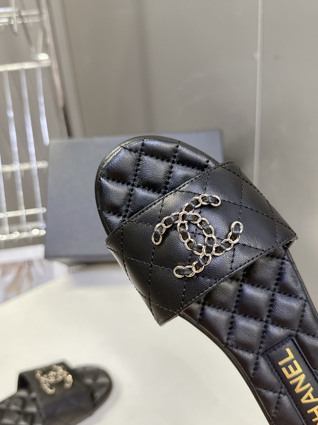 CHANEL香奈儿春夏最新款菱格纹双C凉拖超多明星网红种草 鞋面采用香奈儿经典的菱格绗缝工艺 源自品牌的 CHANEL香奈儿春夏最新款菱格纹双C凉拖超多明星网红种草 鞋面采用香奈儿经典的菱格绗缝工艺 源自品牌的