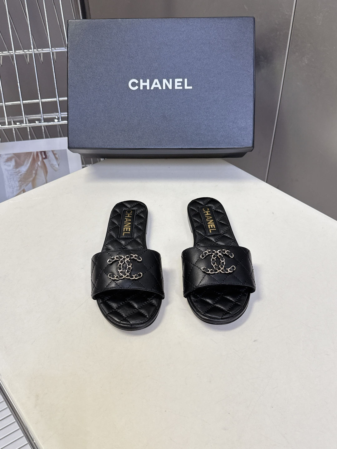 CHANEL香奈儿春夏最新款菱格纹双C凉拖超多明星网红种草 鞋面采用香奈儿经典的菱格绗缝工艺 源自品牌的