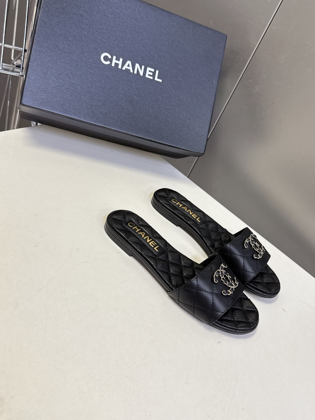 CHANEL香奈儿春夏最新款菱格纹双C凉拖超多明星网红种草 鞋面采用香奈儿经典的菱格绗缝工艺 源自品牌的 CHANEL香奈儿春夏最新款菱格纹双C凉拖超多明星网红种草 鞋面采用香奈儿经典的菱格绗缝工艺 源自品牌的