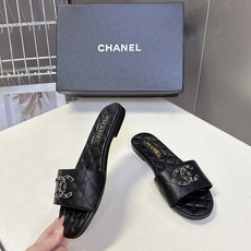 CHANEL香奈儿春夏最新款菱格纹双C凉拖超多明星网红种草 鞋面采用香奈儿经典的菱格绗缝工艺 源自品牌的 CHANEL香奈儿春夏最新款菱格纹双C凉拖超多明星网红种草 鞋面采用香奈儿经典的菱格绗缝工艺 源自品牌的
