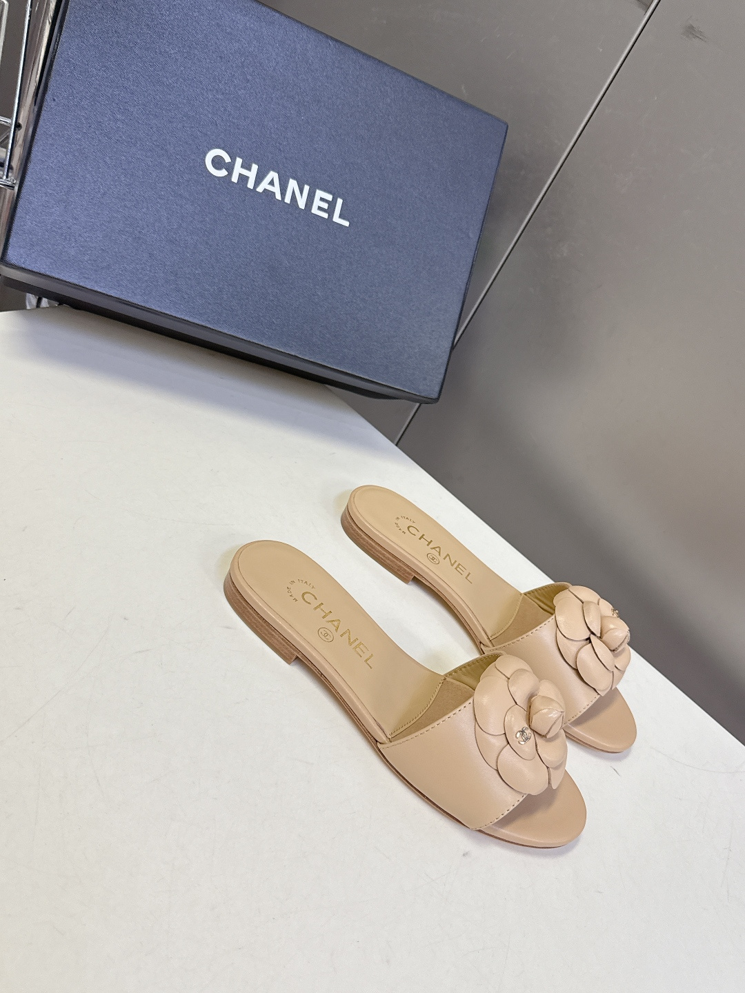 CHANEL香奈儿春夏最新款山茶花一字凉拖超多明星网红种草 鞋面上的3D立体山茶花是香奈儿的经典符号 花