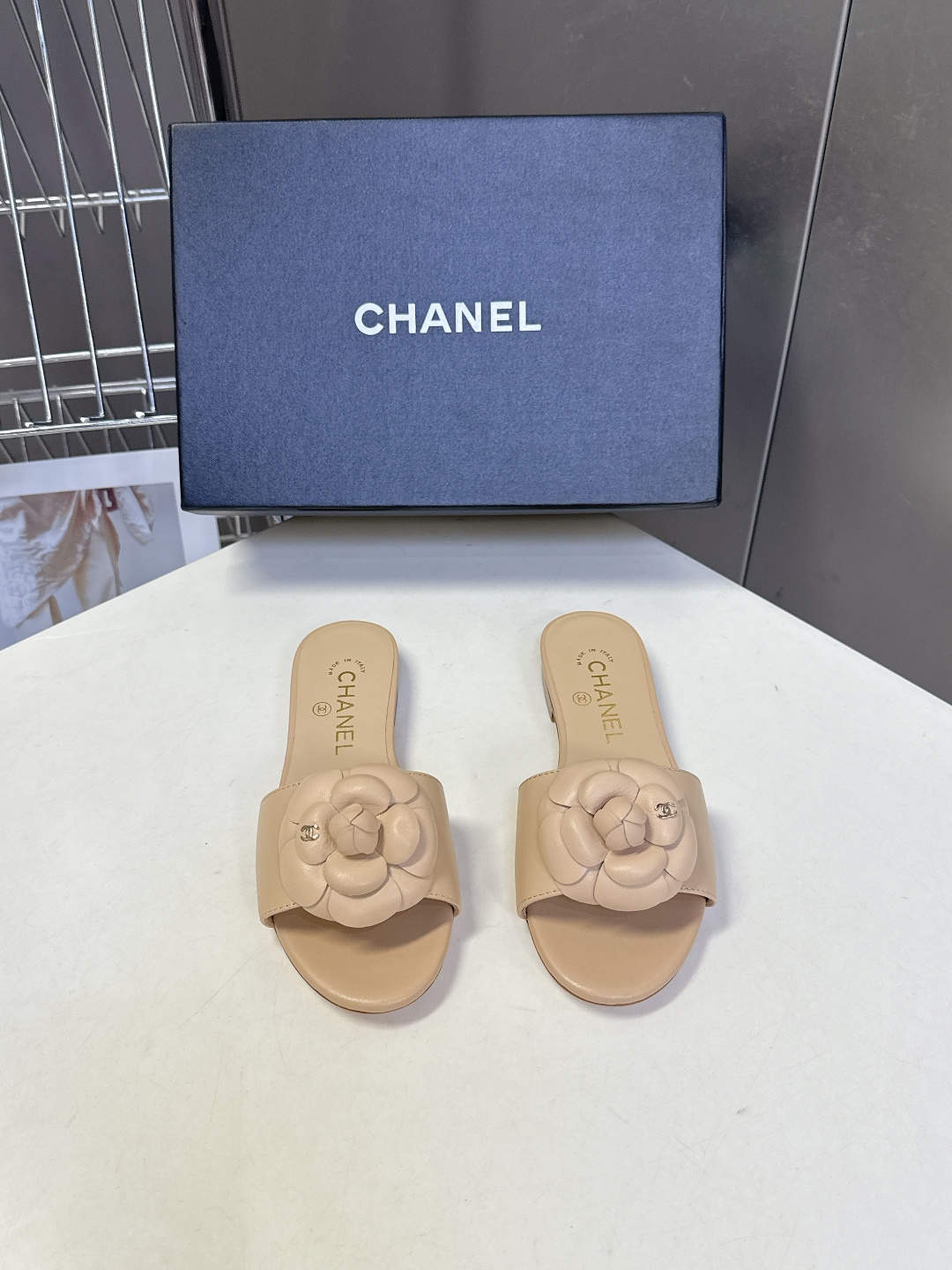CHANEL香奈儿春夏最新款山茶花一字凉拖超多明星网红种草 鞋面上的3D立体山茶花是香奈儿的经典符号 花