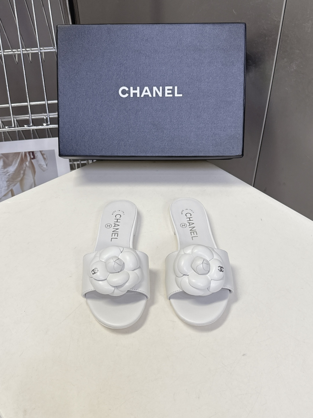 CHANEL香奈儿春夏最新款山茶花一字凉拖超多明星网红种草 鞋面上的3D立体山茶花是香奈儿的经典符号 花