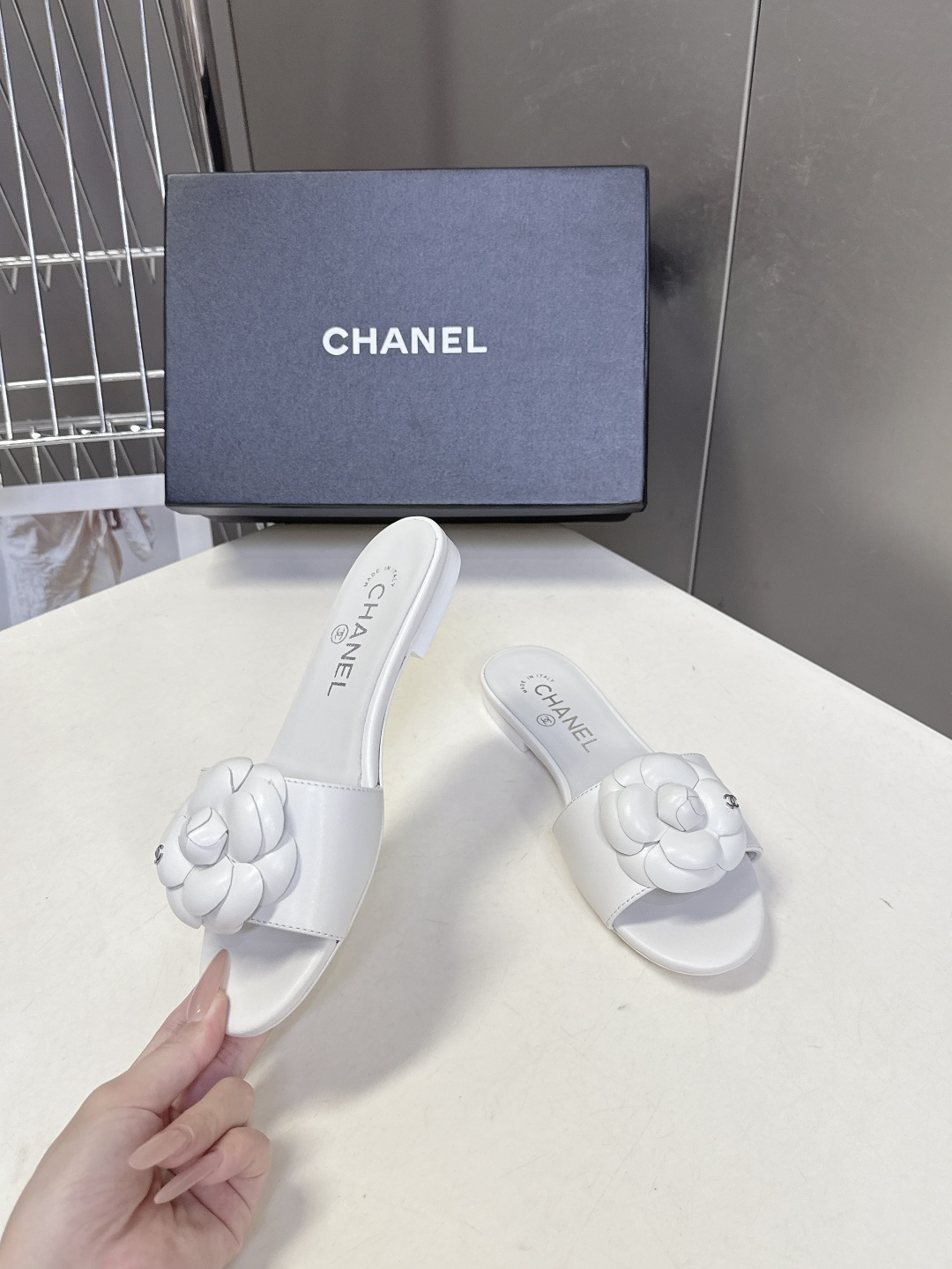 CHANEL香奈儿春夏最新款山茶花一字凉拖超多明星网红种草 鞋面上的3D立体山茶花是香奈儿的经典符号 花 CHANEL香奈儿春夏最新款山茶花一字凉拖超多明星网红种草 鞋面上的3D立体山茶花是香奈儿的经典符号 花