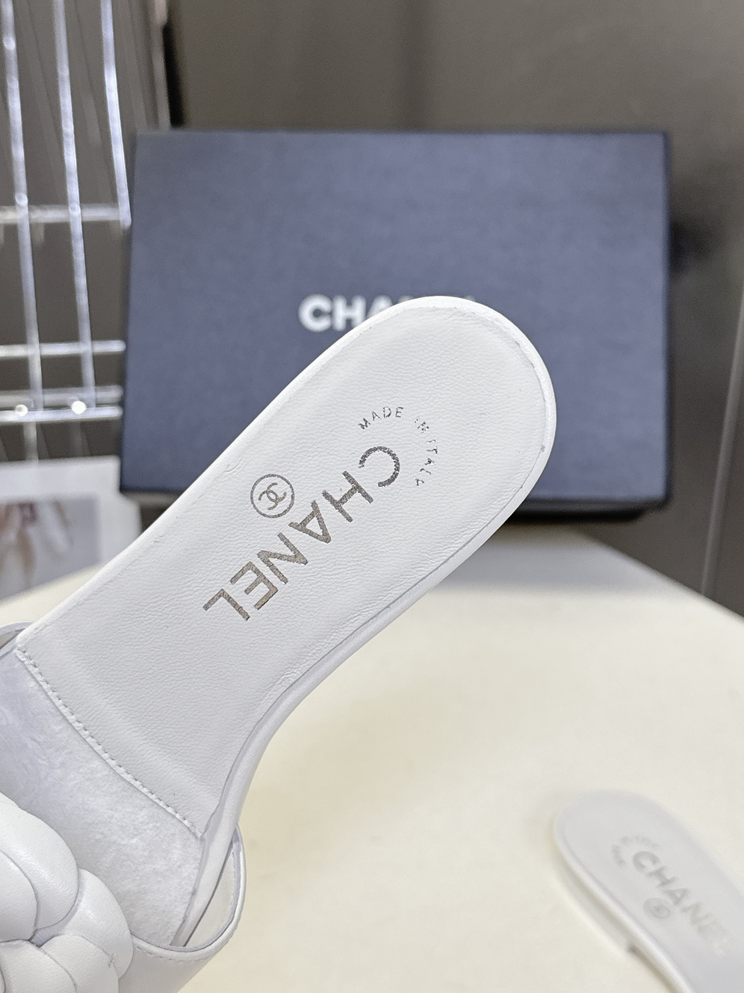 CHANEL香奈儿春夏最新款山茶花一字凉拖超多明星网红种草 鞋面上的3D立体山茶花是香奈儿的经典符号 花 CHANEL香奈儿春夏最新款山茶花一字凉拖超多明星网红种草 鞋面上的3D立体山茶花是香奈儿的经典符号 花