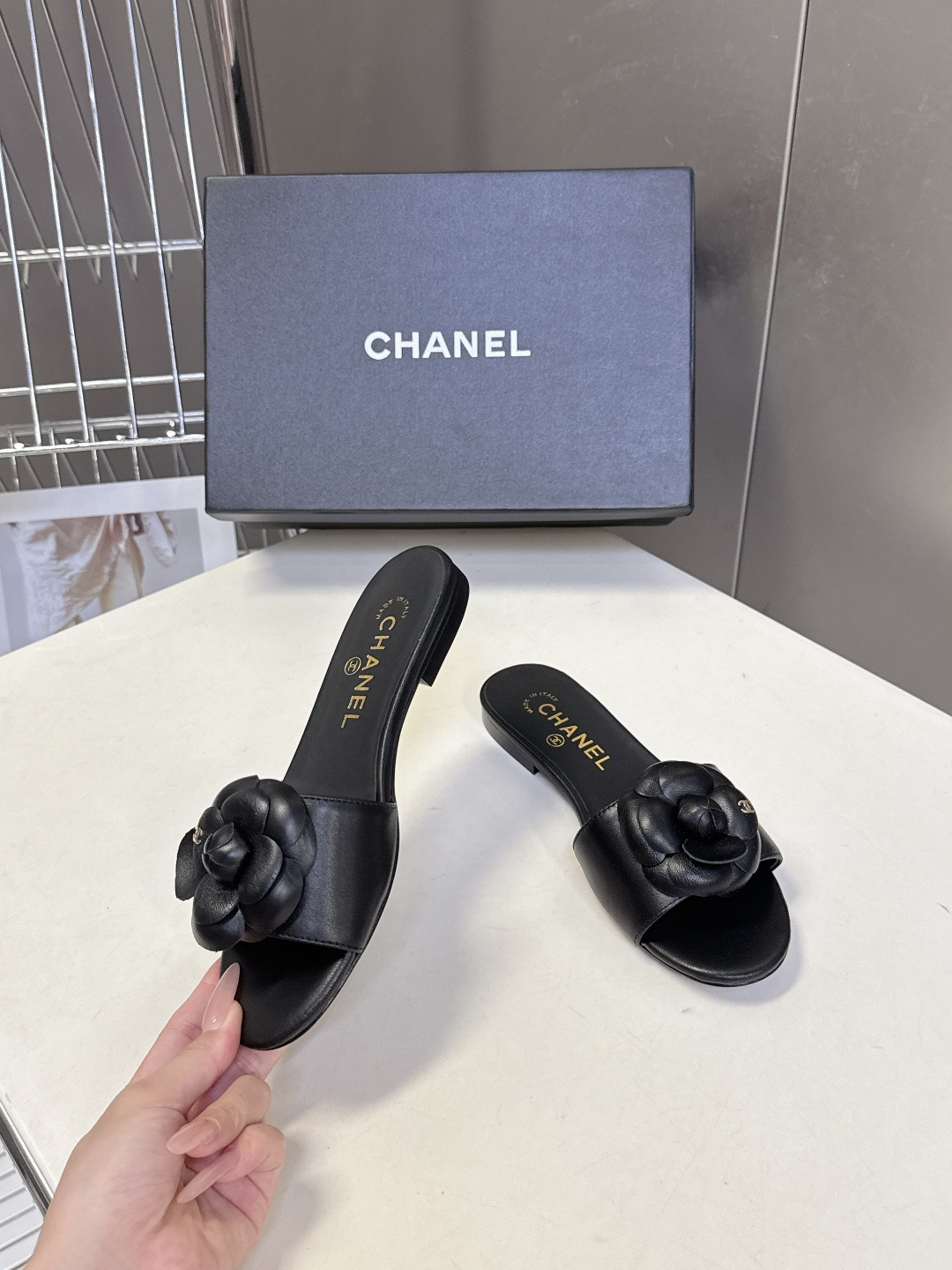 CHANEL香奈儿春夏最新款山茶花一字凉拖超多明星网红种草 鞋面上的3D立体山茶花是香奈儿的经典符号 花 CHANEL香奈儿春夏最新款山茶花一字凉拖超多明星网红种草 鞋面上的3D立体山茶花是香奈儿的经典符号 花