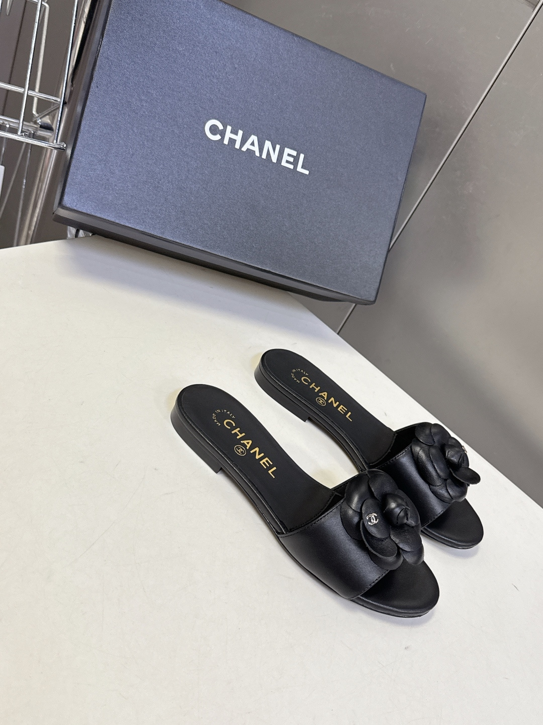CHANEL香奈儿春夏最新款山茶花一字凉拖超多明星网红种草 鞋面上的3D立体山茶花是香奈儿的经典符号 花 CHANEL香奈儿春夏最新款山茶花一字凉拖超多明星网红种草 鞋面上的3D立体山茶花是香奈儿的经典符号 花